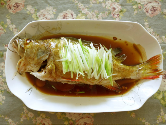 清蒸红尾鱼营养丰富口味鲜嫩