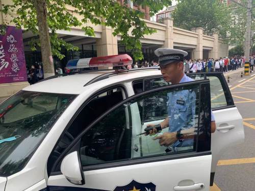 直击青岛中考:考生走错考场,交警开警车送到考点