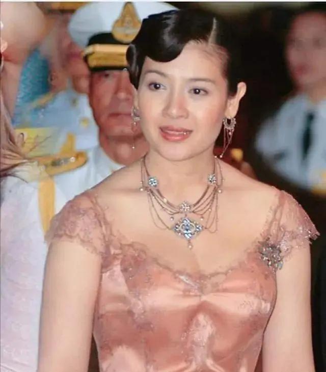 泰国前王妃西拉米!被无情赶出王室,时尚衣品依旧