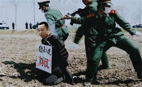 2013年,刘汉被正式逮捕,对他的审判长达两年之久.