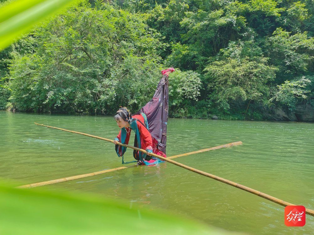 杨柳说,独竹漂表演最大的难点在于保持平衡.