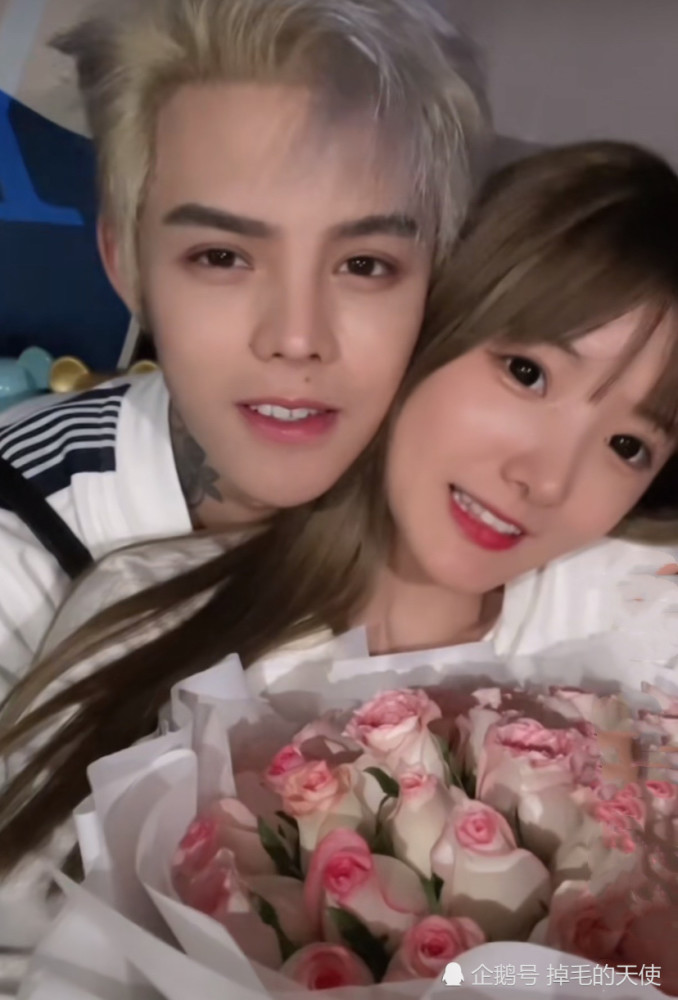 殷世航又现恶臭趣味穿套路璐女装体恤自拍还向网友灌输男德