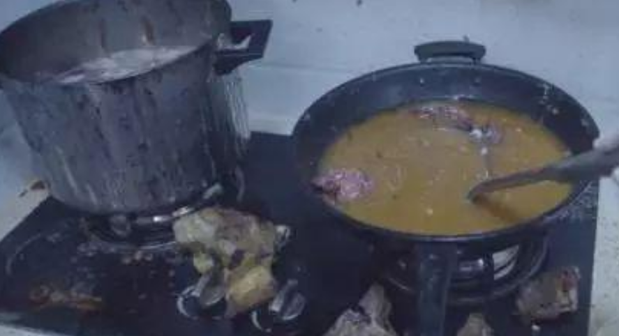 11月21日,李某,刘某将煮熟的被害人尸块,骨头以及被害人衣物等其他