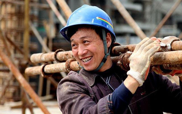 建筑工人成抢手货老板高薪留人工人数量持续减少人呢