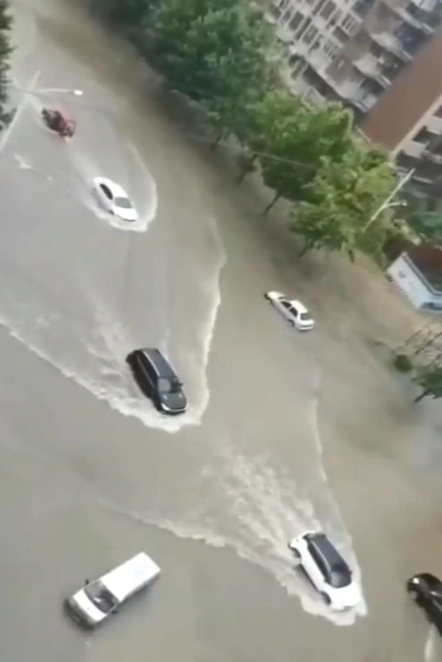 阆中暴雨致城区多处积水,最深处没过膝盖!