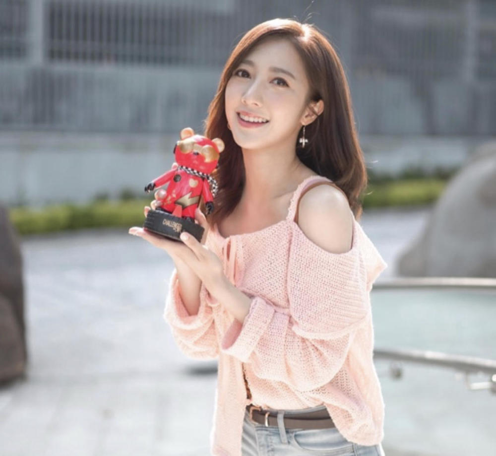前港姐亚军何依婷无力招架负评自言是没信心的人不着急拍拖