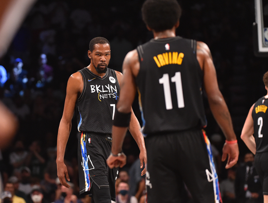 杜兰特加盟篮网是证明自己换队也能击败詹姆斯,詹姆斯不给机会