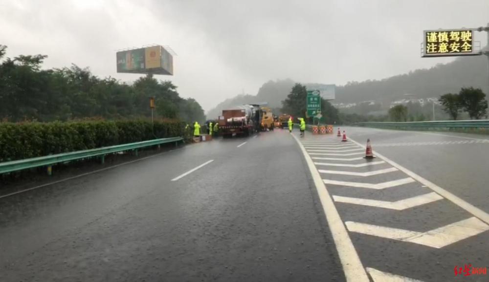 成巴高速巴南段大雨 有树木倒在路上 交警巡逻发现后及时拖离 全网搜
