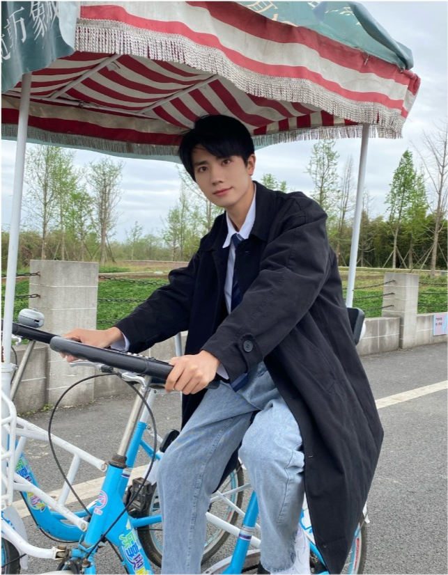 果然学长回应林晚晚替身事件:林晚晚因个人原因辞职后,公司请了不少