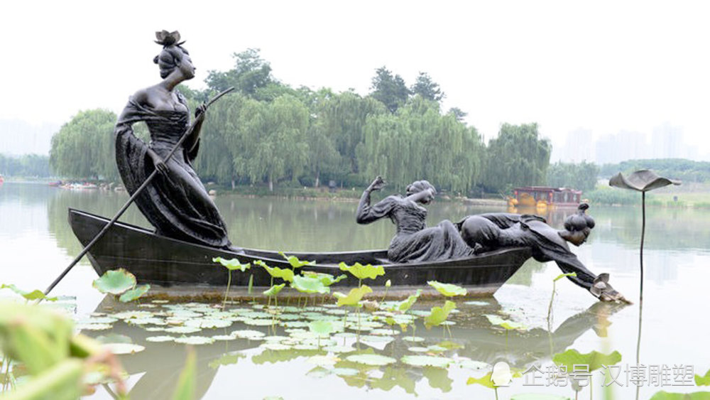 采莲女主题文化雕塑,展现轻歌互答,采摘莲子的场景