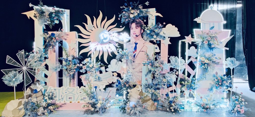 r1se毕业演唱会应援来了周震南简单高调何洛洛姚琛童话画风