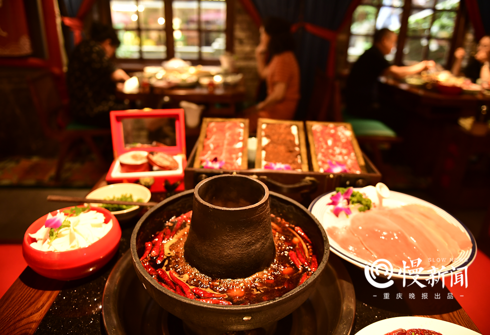 火锅曾流行一个人吃,九宫格原是八格……关于重庆老火锅的这些传闻
