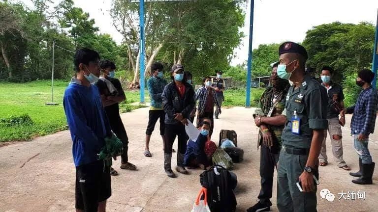 为了出国谋生,13名缅甸人经边境丛林偷渡出境,被边防警察抓获