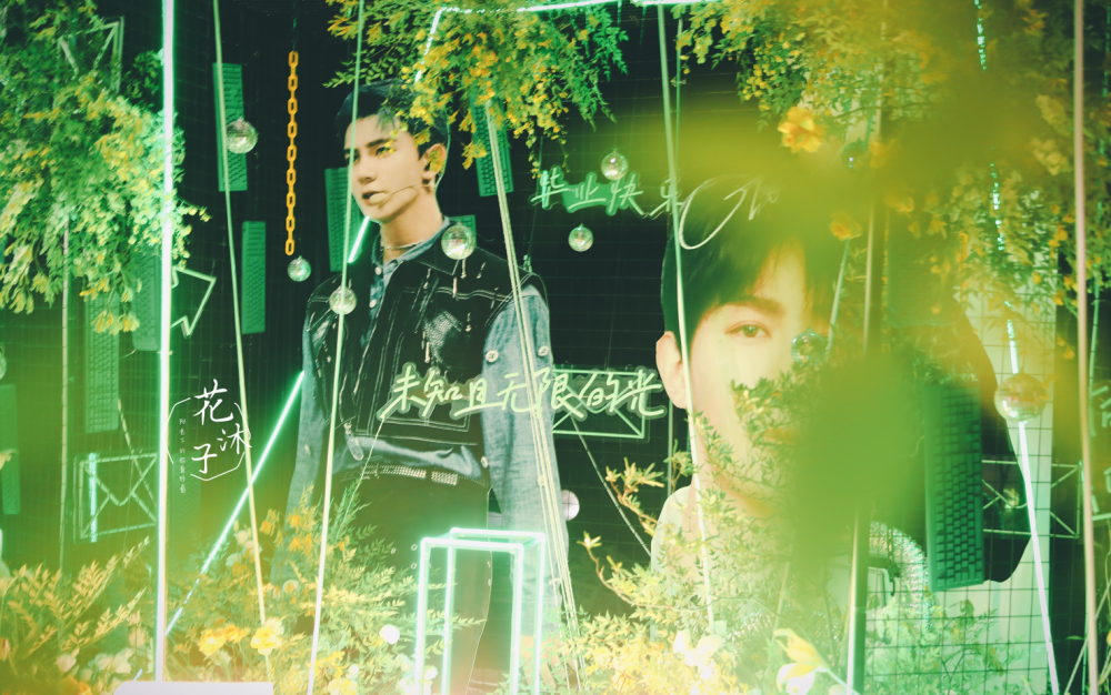 r1se毕业演唱会应援来了周震南简单高调何洛洛姚琛童话画风