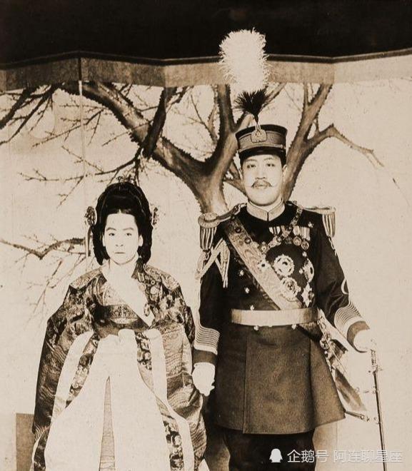 亚洲小国的唯一皇后外貌美艳13岁嫁入宫中最后在街头惨遭蹂躏