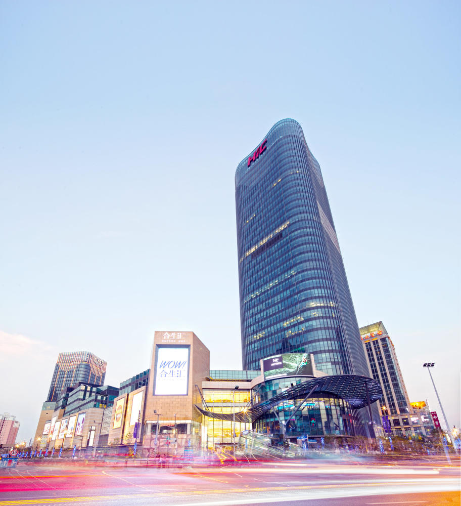 两个接班的豪门千金,如今一个是广州女首富,另一个是佛山女首富