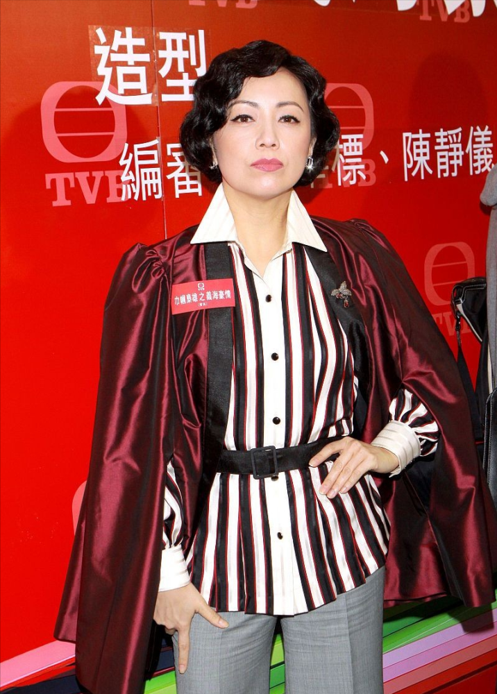 邓萃雯大上海复古造型水波纹发型挺妩媚配红唇更风情万种