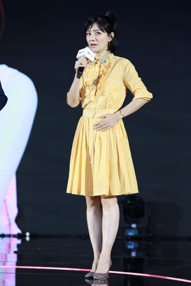 辣妈胡可打扮得真嫩,穿小黄裙像酷似少女,生图下皮肤状态也不错