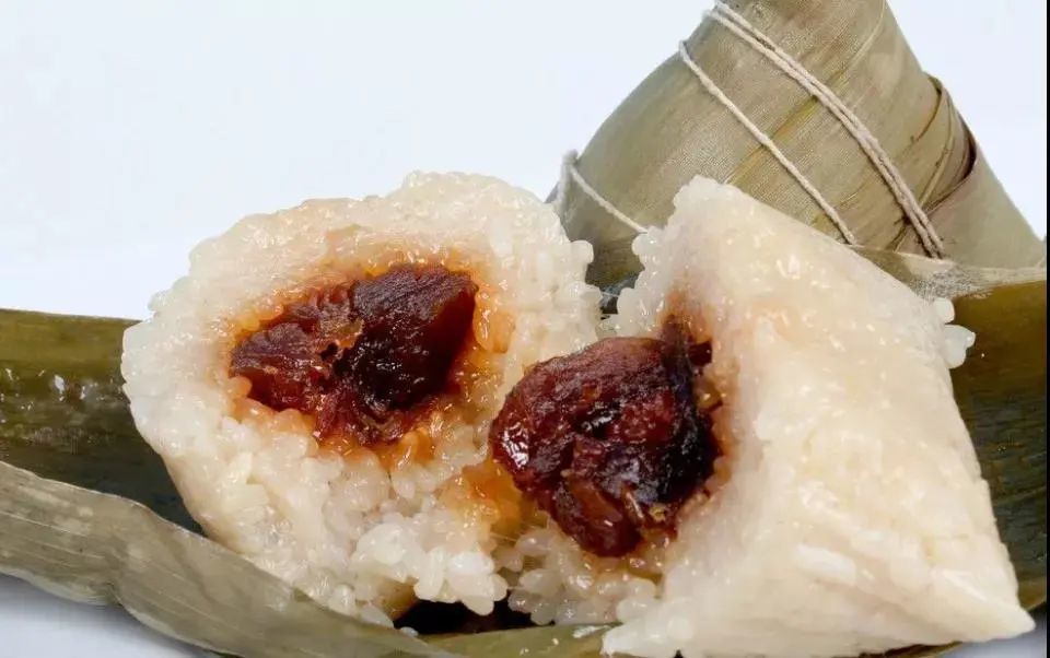 玉米粽,红豆粽等,紫薯粽,蜜枣粽,黑米粽,粽子种类很多几位市民正在