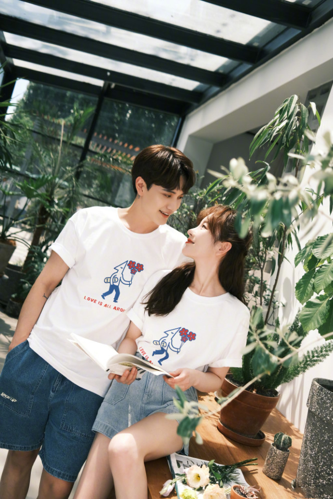 快原地结婚张檬晒与小五合照秀恩爱两人穿情侣装亲密拥吻甜齁