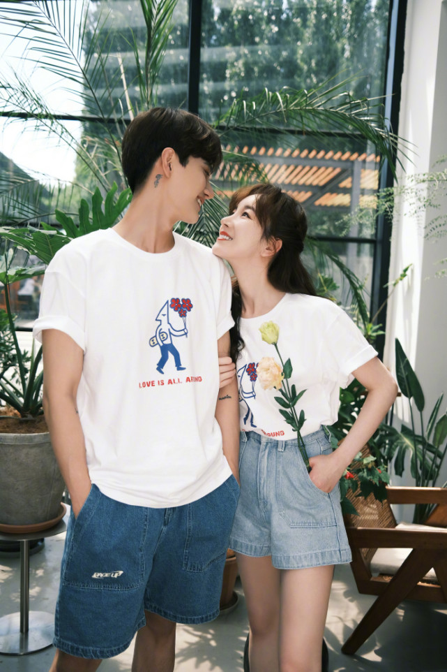 张檬晒与小五合照秀恩爱,两人穿情侣装亲密拥吻甜齁