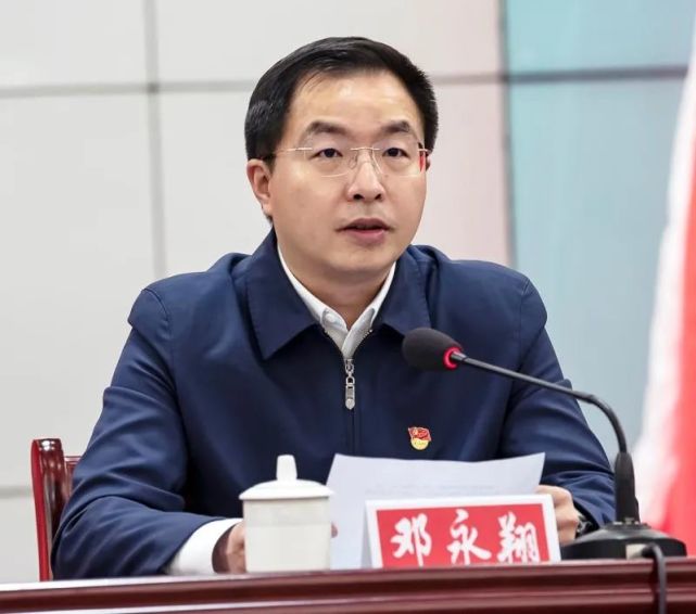 奋发进取作为争当改革先锋访新干县委书记邓永翔