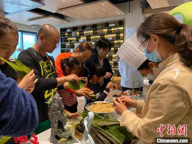 在黃山白雲賓館,獅林大酒店等,端午住店的遊客會收到一枚包含祝福的