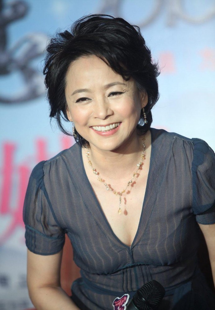 张瑜一把年纪不改优雅本色,薄纱长裙端庄温柔,有内涵就是不一样