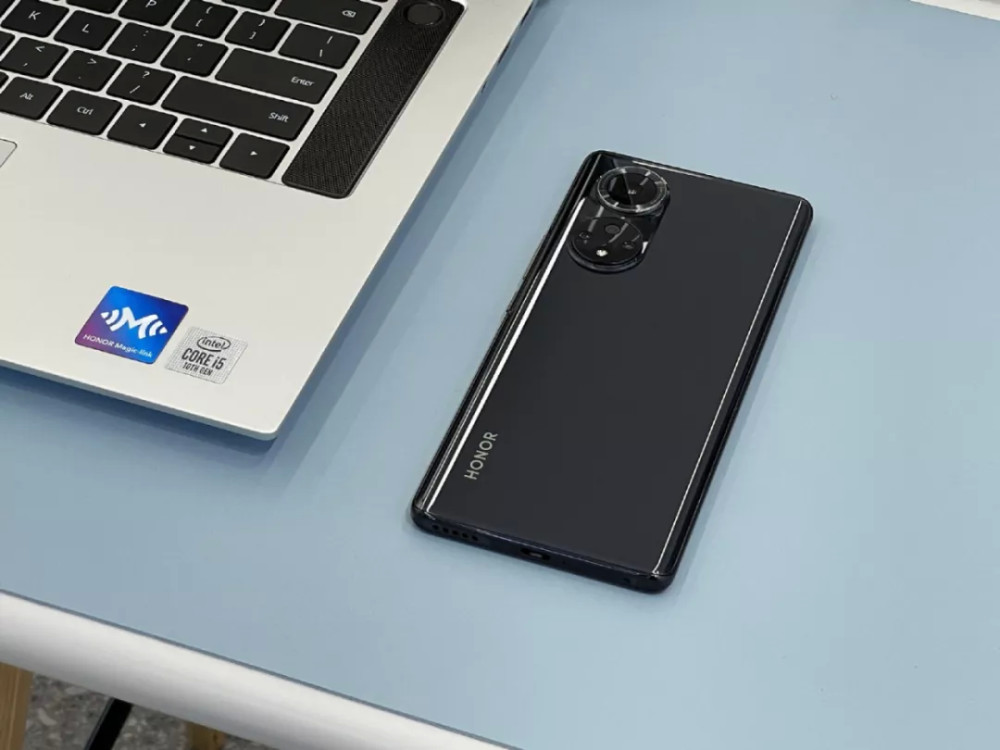 荣耀50荣耀50是整个系列的标准版,核心配置,影像和荣耀50 pro一样