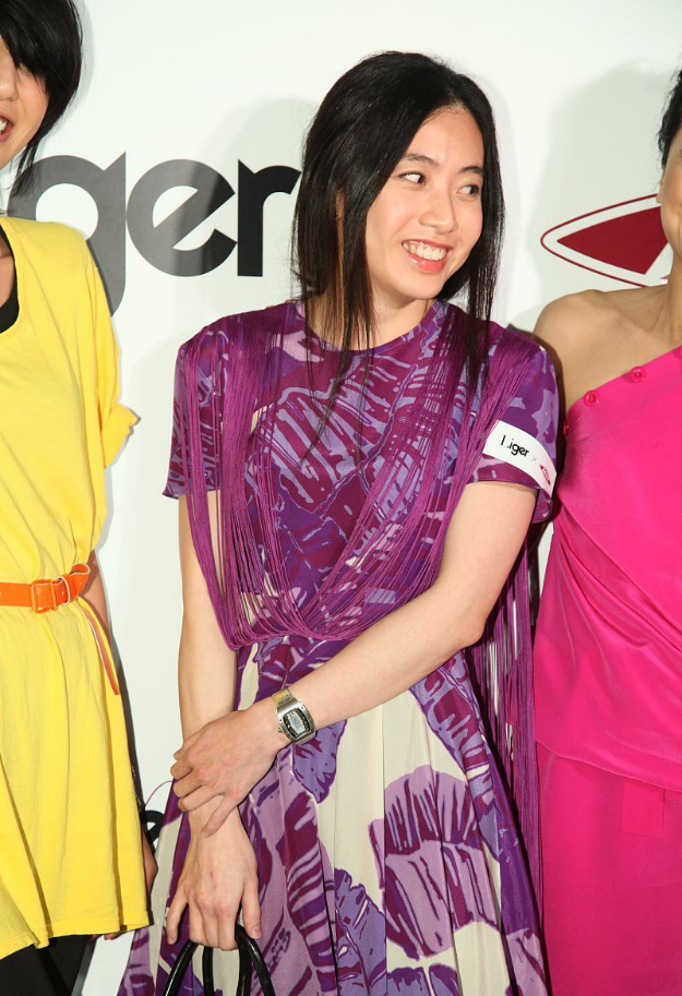 甘比论颜值挺普通,一身阔太气质穿时髦裙子,轻熟魅力真吸引人