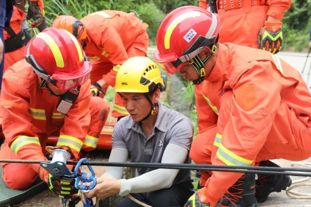 图为教练员同指战员讲解"t"型横渡救援的操作规程