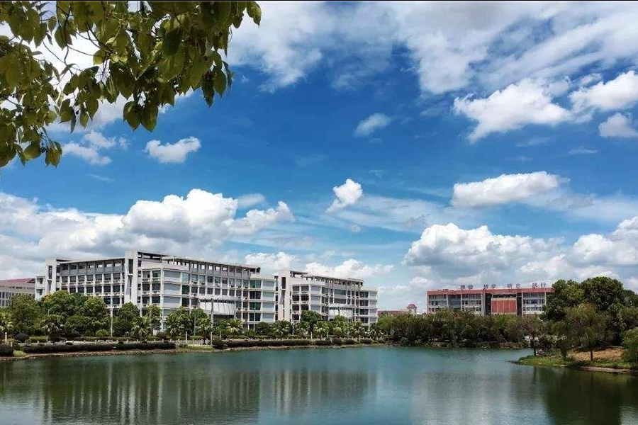 四,历史沿革1999年3月,岳阳师范高等专科学校,岳阳大学和岳阳教育学院