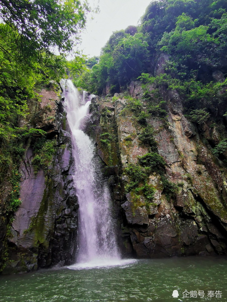 三隱潭懸崖峭壁,山風呼,遊客站在潭邊,深潭碧綠,望而生畏.