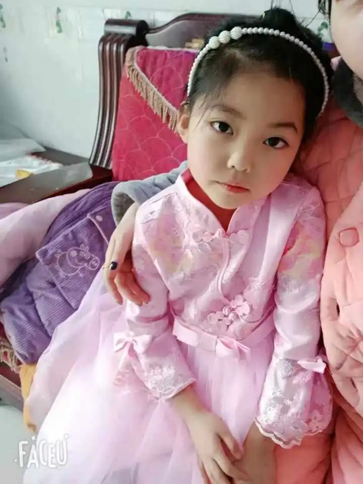 活泼的女孩和所有孩子一样一名二年级的小学生是衢州市衢江区廿里镇熊