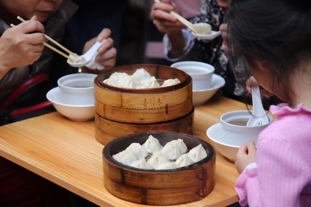 街边的小笼包,聪明人为啥从来不买?原因竟这样,看完我也不吃了