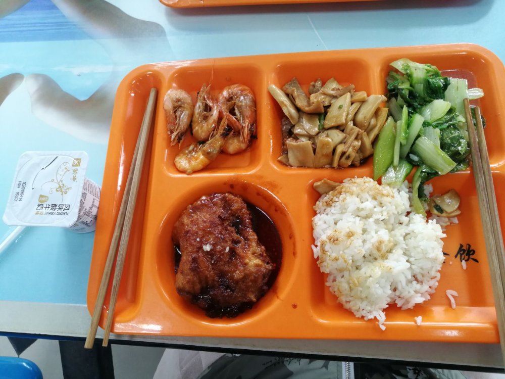 同济大学的午饭量大味足,食堂提供的菜式基本上能满足来自天南海北的