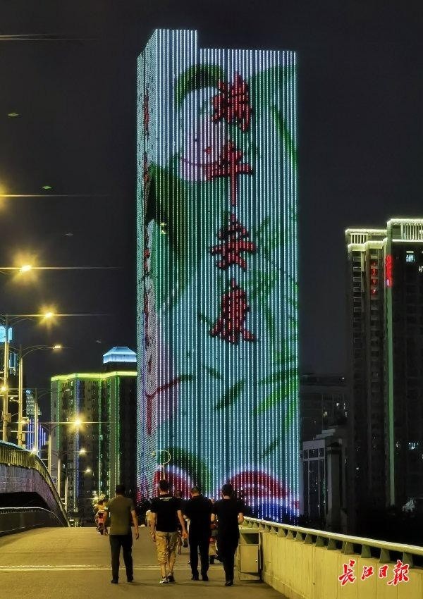 不断闪过"端午安康"和粽子,赛龙舟的画面,让人们感受到浓浓的节日气氛