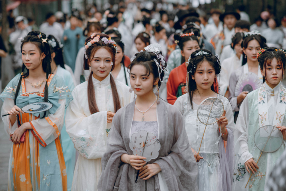 点雄黄佩香囊这个汉服游园会复刻传统端午节