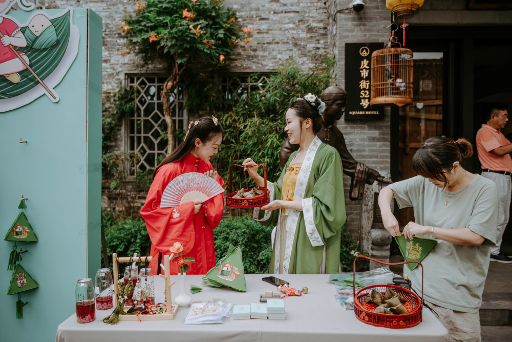 点雄黄佩香囊这个汉服游园会复刻传统端午节