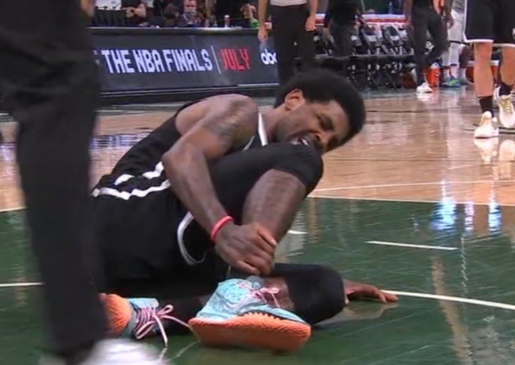 到第二节5分52秒时,欧文突破到内线上篮,可在落地后遭遇到90度崴脚,这