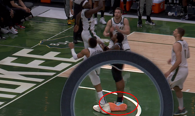 雄鹿队主场二连胜,欧文疑似被字母哥垫脚伤退,杜兰特空砍28分13板