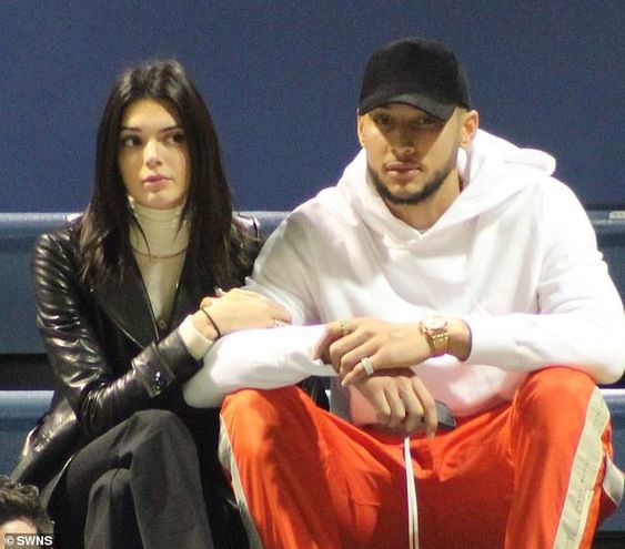 超模肯豆和nba男友私人飞机内相拥而眠对布克用情深真罕见