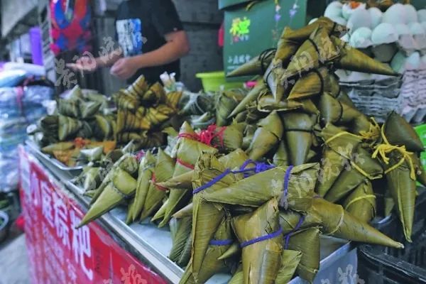 街头巷尾涌现的粽子摊,菜市场里铺开来卖的菖蒲艾草,店家推出的手工