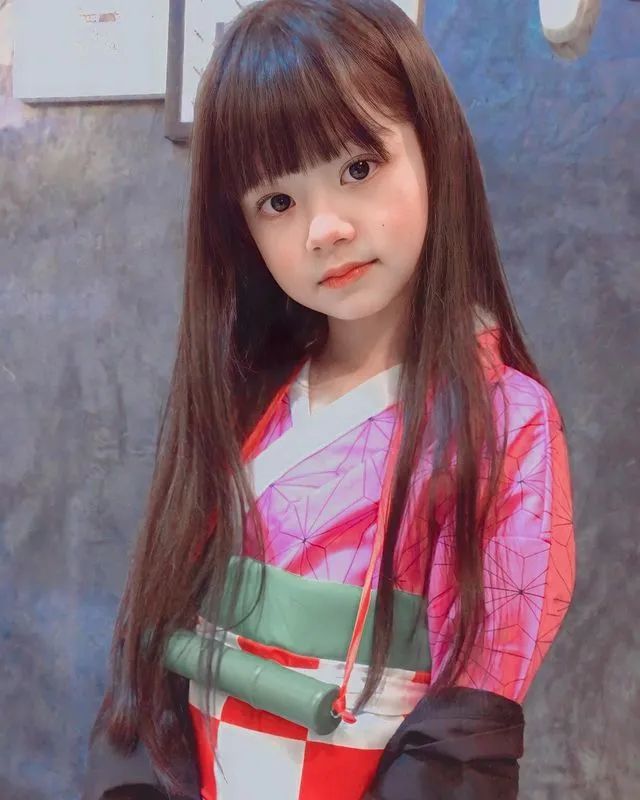 7岁的泰国小女孩因神仙颜值而吸粉11万,被封为小lisa