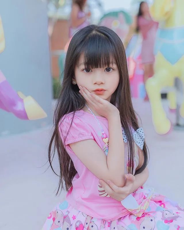 7岁的泰国小女孩因神仙颜值而吸粉11万,被封为小lisa