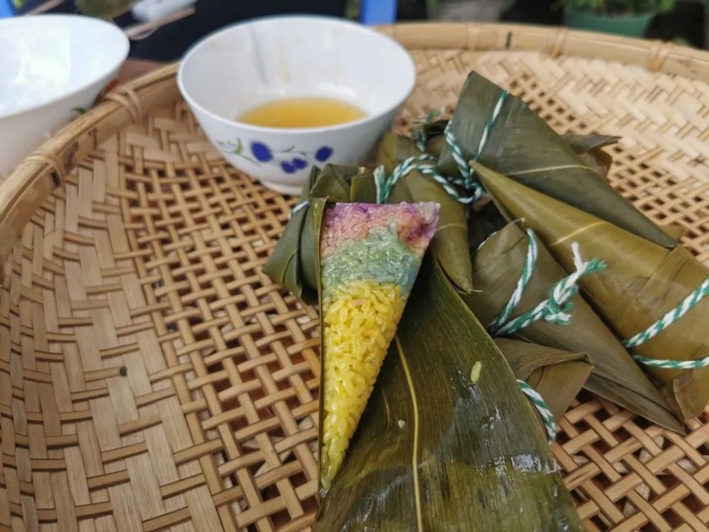 制作而成极具民族特色的花米饭彩虹粽是用壮族李梅介绍就创新把粽子也