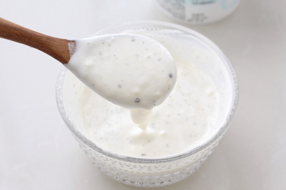 碗中加入沙拉酱,酸奶,柠檬汁,海盐和黑胡椒碎,混合搅拌至细腻黏稠状即