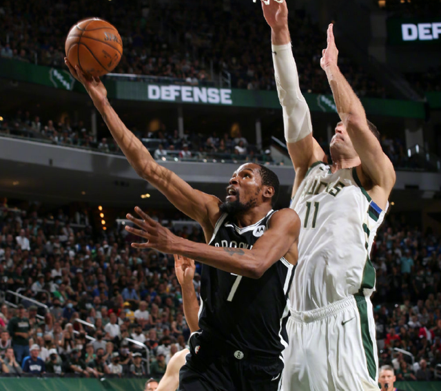 篮网2-2雄鹿!字母哥疑似垫脚导致欧文受伤离场!