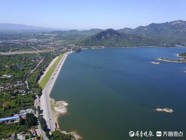 航拍泰山脚下天龙湖绿水青山美如碧珠
