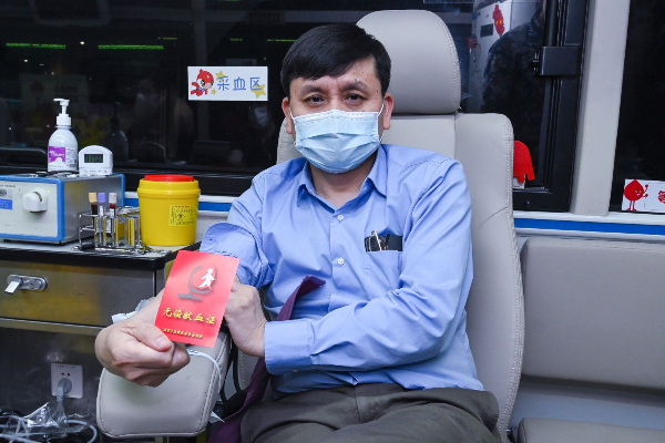 中心复旦大学附属华山医院感染科主任张文宏也用行动为无偿献血"站台"